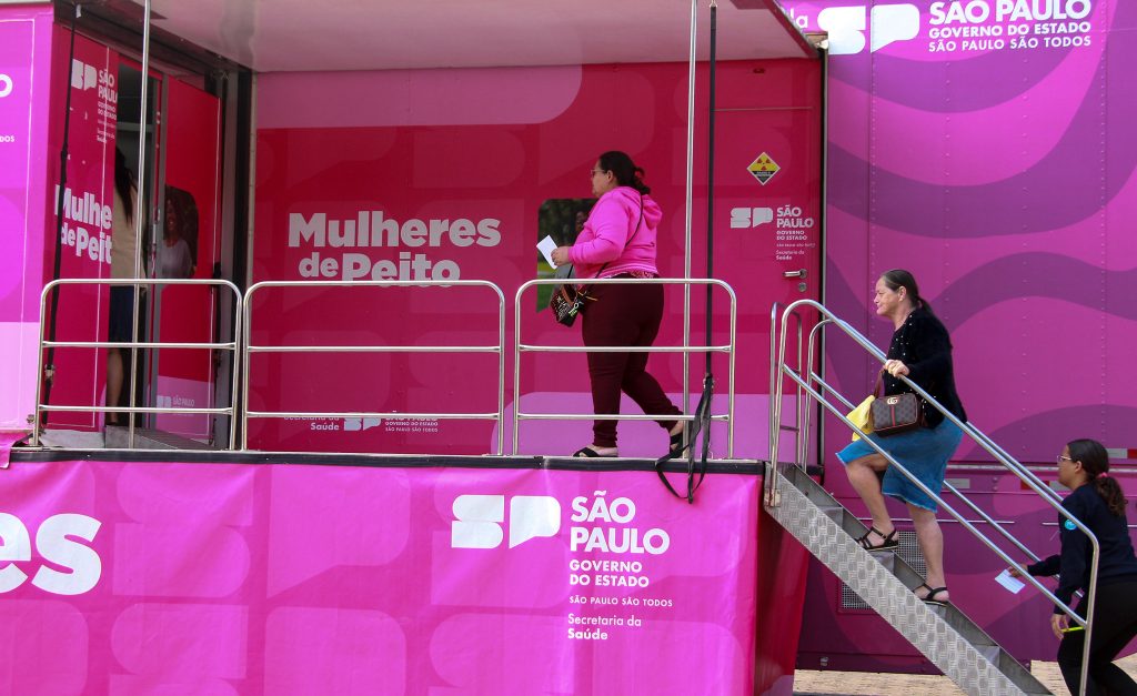 Carretas levam exames gratuitos de mamografia a cidades paulistas durante o Outubro Rosa