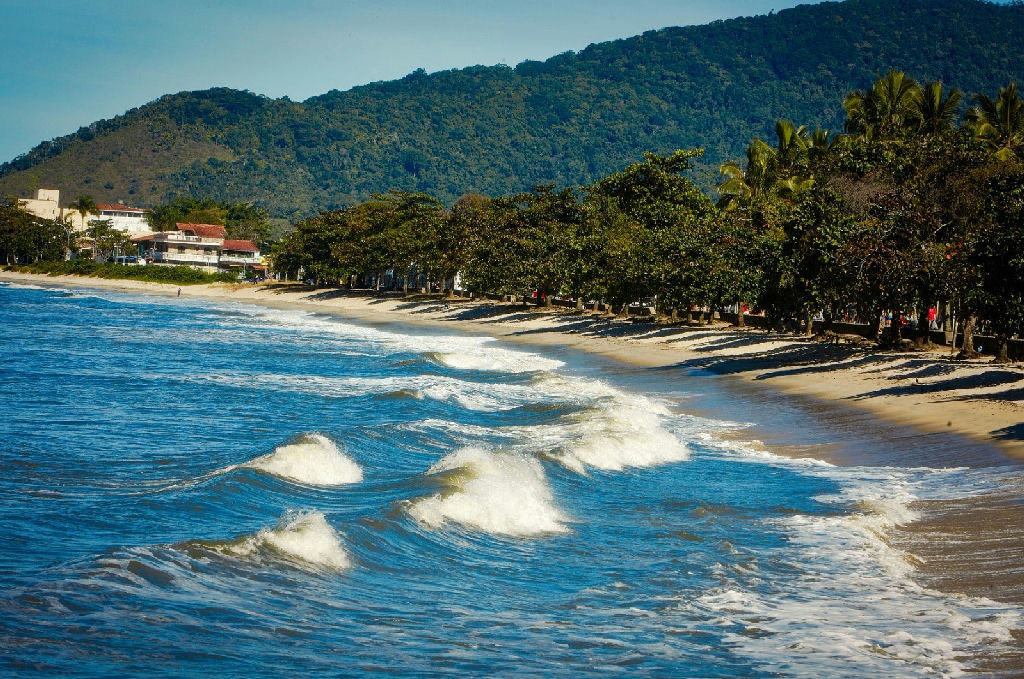 Cetesb alerta para feriadão no litoral: espere 24 horas após chuvas fortes para o banho de mar