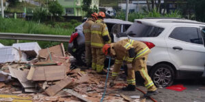 Cinco pessoas morrem e nove ficam feridas em engavetamento com caminhão na Br-393 neste sábado