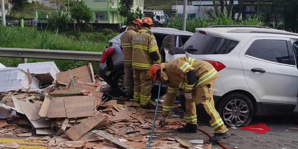 Cinco pessoas morrem e nove ficam feridas em engavetamento com caminhão na Br-393 neste sábado