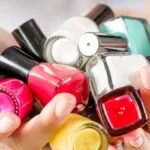 Cinco tons de esmalte fechados que elevam a elegância do visual