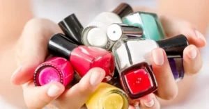 Cinco tons de esmalte fechados que elevam a elegância do visual