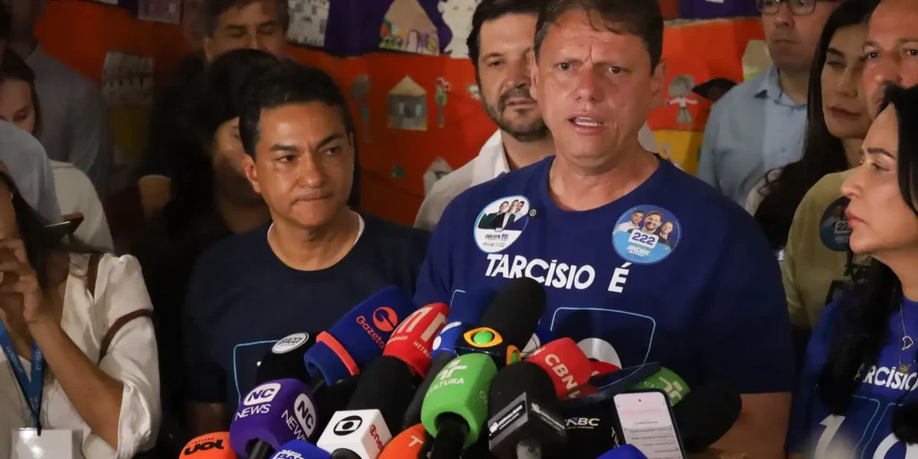 Com 62,8% dos votos, Tarcísio garante reeleição em SP e foca em acelerar obras no novo mandato