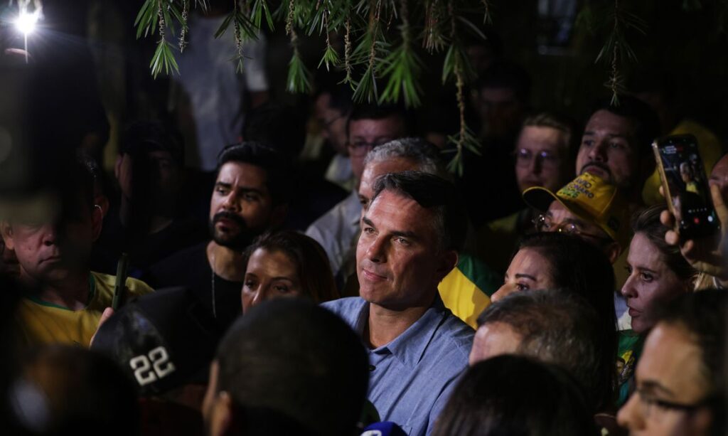 Condições impostas por flávio bolsonaro para liberação de sigilos no TSE