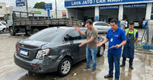 Dano em lava-jato: entenda os direitos do consumidor após colisão em manobra