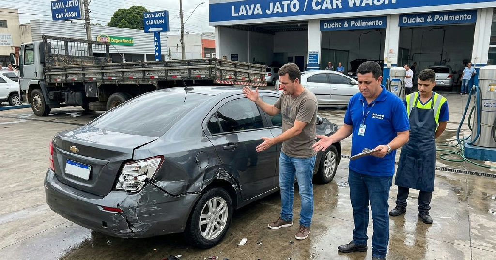 Dano em lava-jato: entenda os direitos do consumidor após colisão em manobra