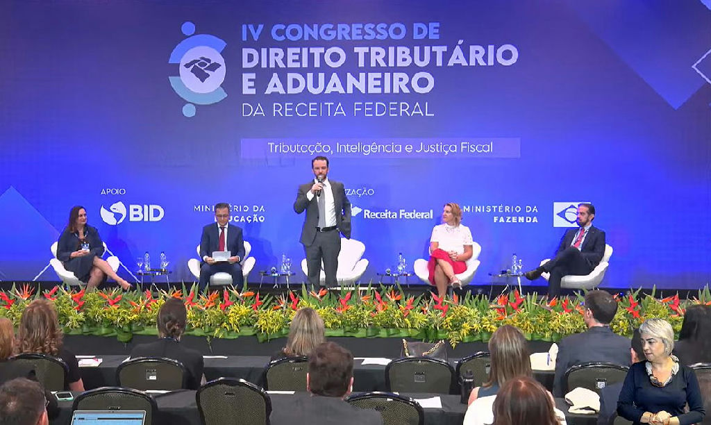 Dario Durigan defende Receita Federal como pilar estratégico de inteligência estatal