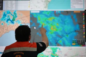 Defesa Civil de São Paulo monitora tempestades no oeste paulista com envio de alertas