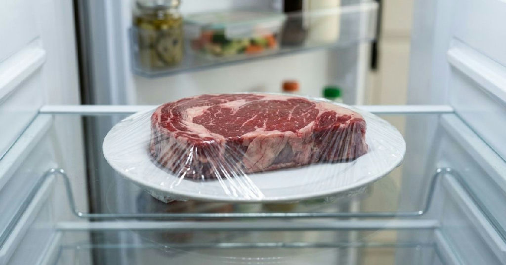 Descongelar carne na pia é um erro comum que coloca a saúde em risco