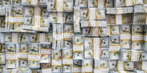 Dólar sobe e fecha acima de R$ 5,22 em dia de tensão global e alta do petróleo