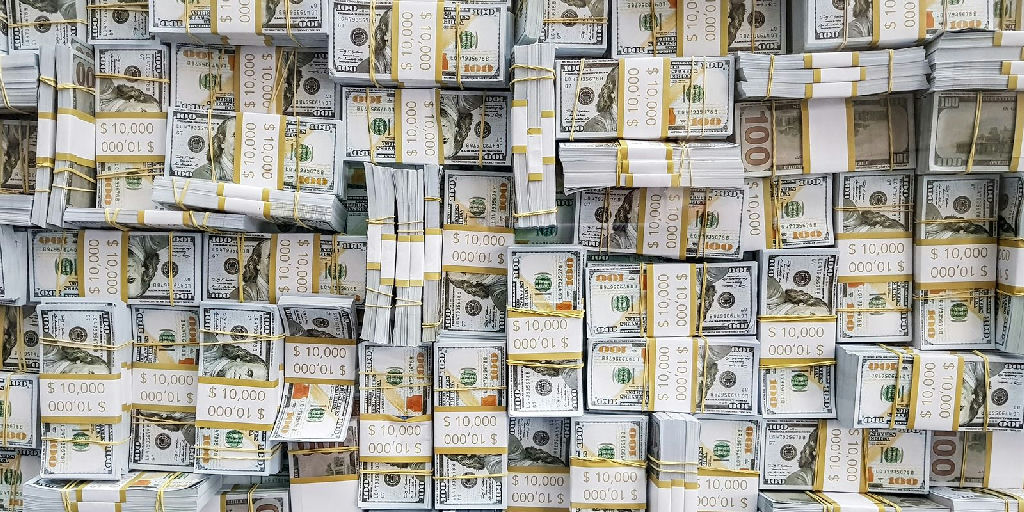 Dólar sobe e fecha acima de R$ 5,22 em dia de tensão global e alta do petróleo