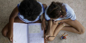Educação antirracista ganha força nas escolas brasileiras com avanço em políticas públicas