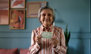 Eleitores com mais de 70 anos reduzem abstenção em quase dez pontos no primeiro turno de 2026