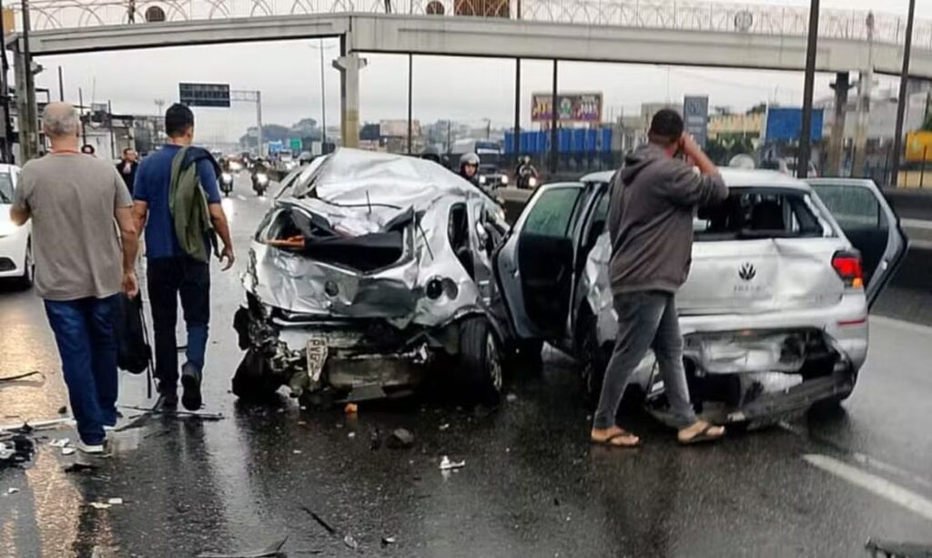 Engavetamento na Rodovia Presidente Dutra deixa feridos após mal súbito de motorista