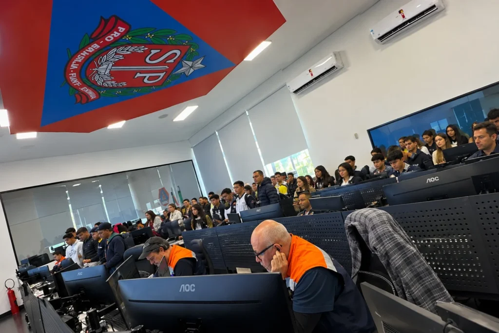 Estudantes e professores participam de aulas sobre o El Niño no Palácio dos Bandeirantes