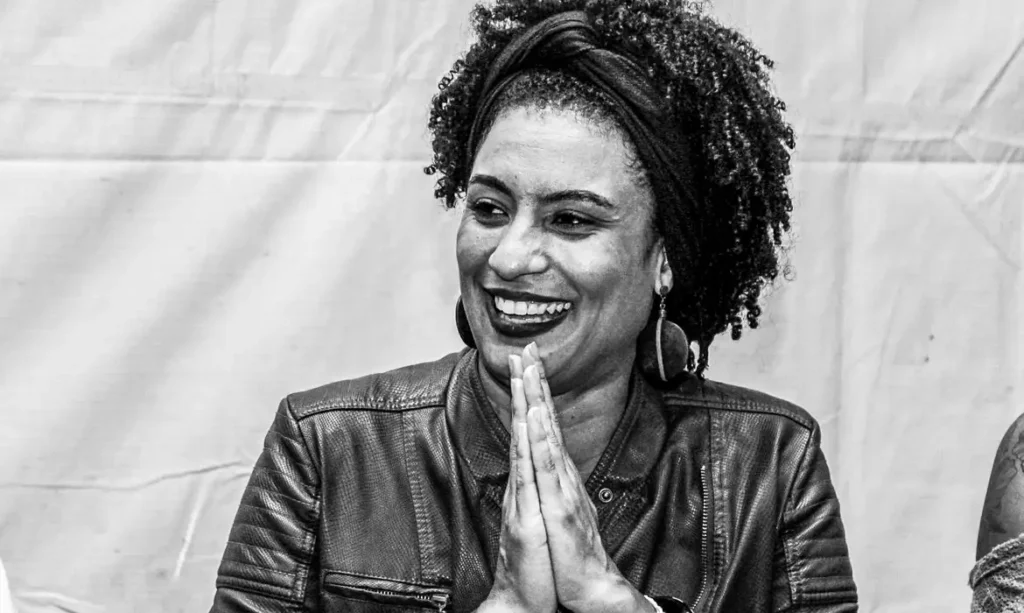 Família denuncia ofensas racistas contra Marielle Franco em grupo da PUC-Rio