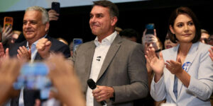 Flávio Bolsonaro articula alianças e defende mudanças na Constituição
