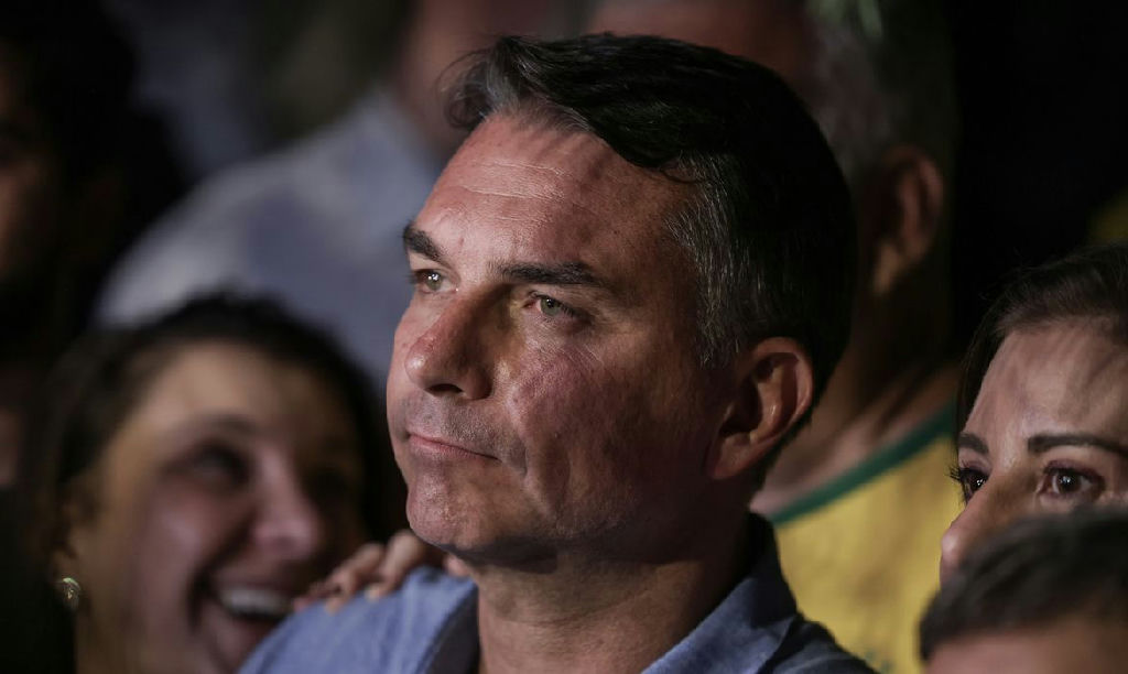 Flávio bolsonaro evita detalhar propostas e faz acusações em sabatina