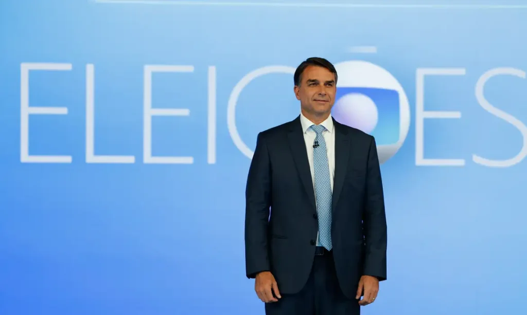 Flávio defende inocência de acusado em debate presidencial