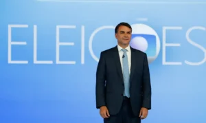 Flávio defende inocência de acusado em debate presidencial