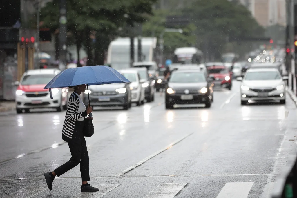 Frente fria traz instabilidade e alerta de temporais para o estado de São Paulo neste domingo