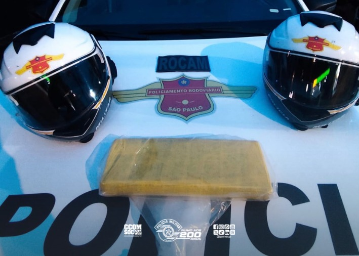 Fuga na Rodovia dos Imigrantes termina com motociclista preso e um quilo de maconha apreendido
