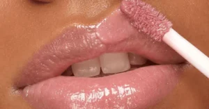 Gloss com ácido hialurônico vira febre ao prometer lábios volumosos sem procedimentos