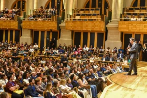 Governo de São Paulo homenageia mil professores em premiação na Sala São Paulo