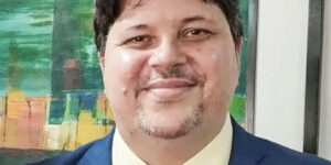 Governo Milei expulsa jornalista brasileiro após cancelar sua residência no país