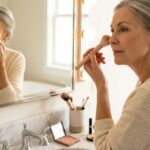 Guia ensina onde passar blush após os 50 anos para suavizar o rosto