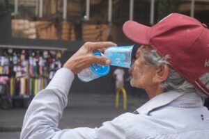 Hidratação na terceira idade: cuidados essenciais para enfrentar as altas temperaturas