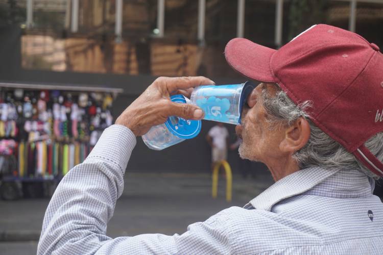 Hidratação na terceira idade: cuidados essenciais para enfrentar as altas temperaturas