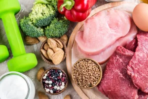Hipertrofia e queima de gordura exigem alinhamento entre dieta equilibrada e treino de força