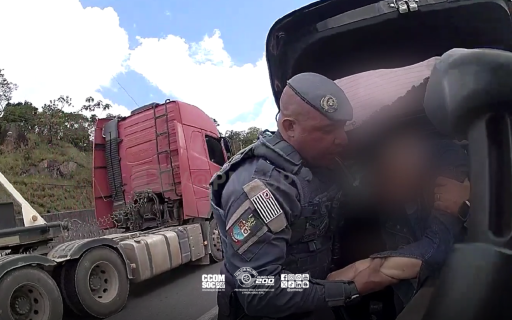 Homem amarrado em porta-malas é salvo pela polícia em rodovia