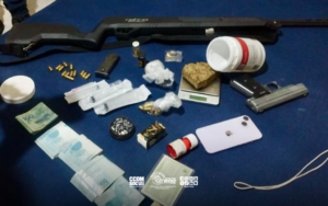 Homem é preso pela polícia após ameaçar ex-namorada e guardar armas e drogas