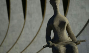 Homem que se dizia imperador é removido do STF após tentativa de invasão em Brasília