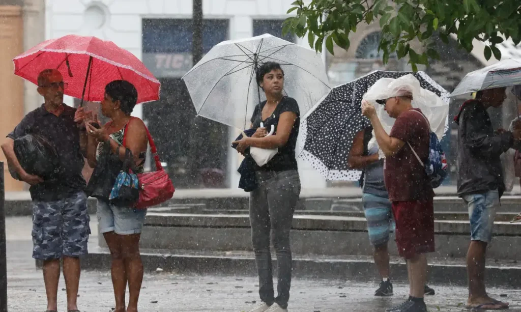 Inmet emite alerta de perigo potencial para chuvas e ventos intensos no país