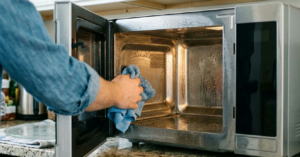 Limpeza de micro-ondas: por que o vapor é o segredo para remover sujeira sem esforço