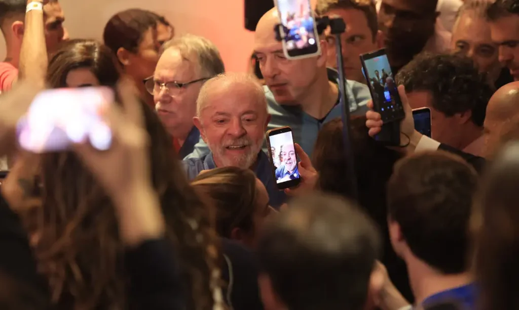 Lula agradece votos e aponta desafio contra intromissão digital externa