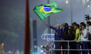 Lula celebra reeleição na Avenida Paulista e pede união do povo