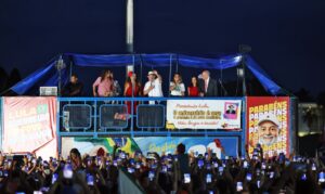 Lula classifica ida de Flávio Bolsonaro aos Estados Unidos como vergonha nacional