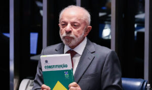 Lula comemora fim da escala 6x1 durante atos de campanha em Minas Gerais