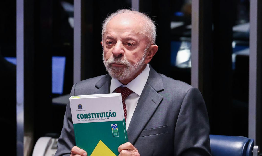 Lula comemora fim da escala 6x1 durante atos de campanha em Minas Gerais