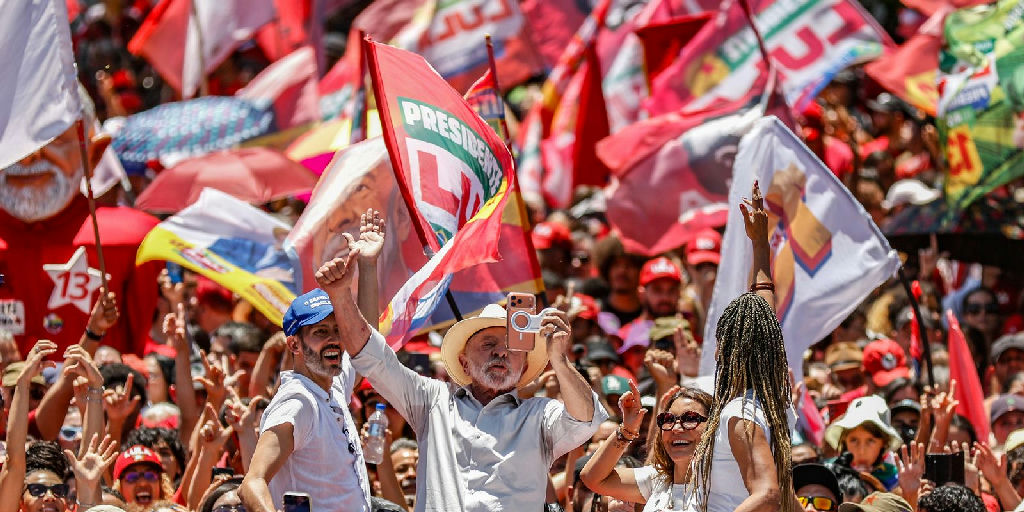 Lula critica oposição e reforça apoio ao fim da jornada 6x1 em ato no Distrito Federal