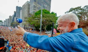 Lula mobiliza multidão na Avenida Paulista e intensifica pressão pelo fim da escala 6x1