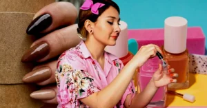 Marrom espresso: a cor de esmalte que vai dominar 2027 e redefine a elegância das unhas curtas