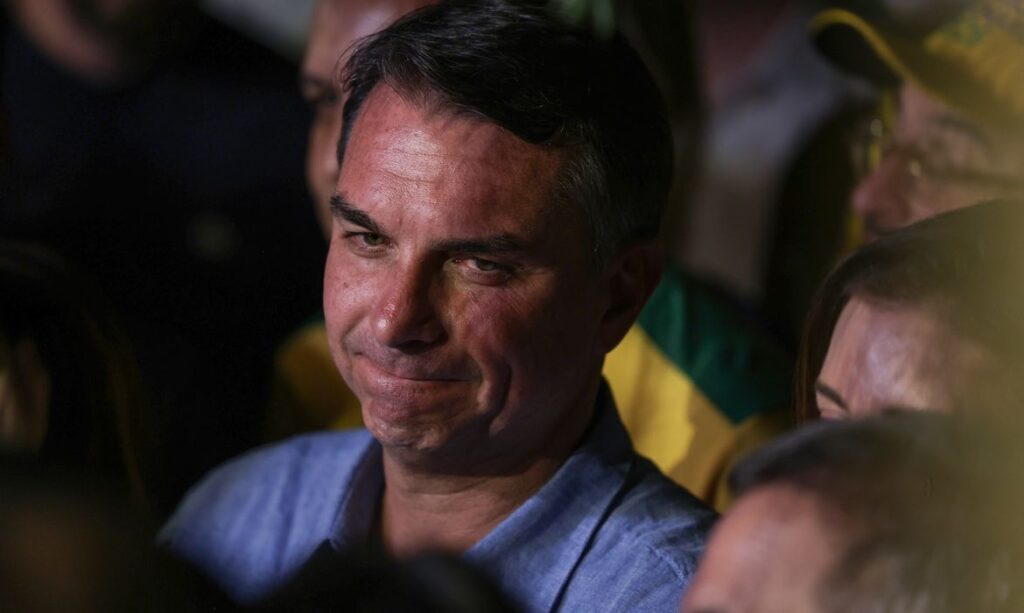 Mídia estrangeira destaca saída de Flávio Bolsonaro rumo aos Estados Unidos após eleições