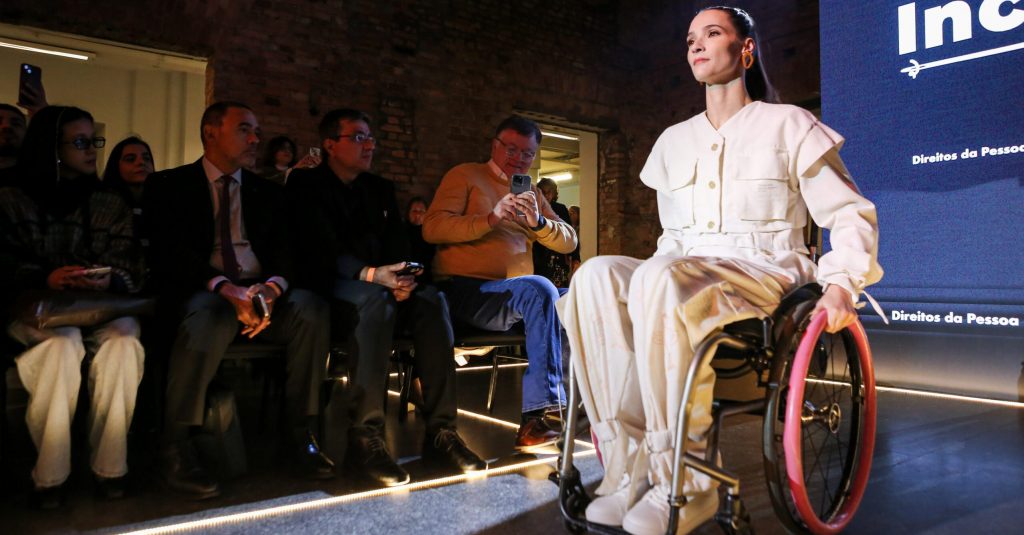 Moda inclusiva ganha destaque no São Paulo Fashion Week para debater acessibilidade