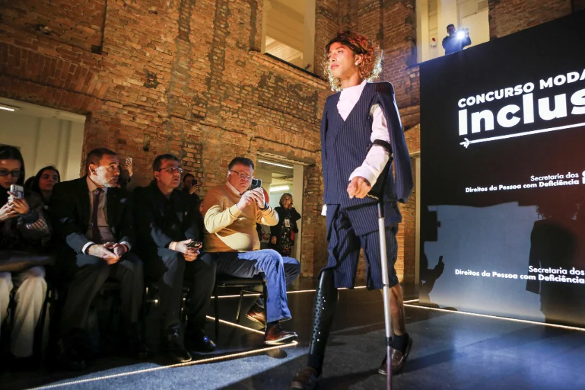 Moda inclusiva ganha protagonismo no SPFW com foco em funcionalidade e estilo