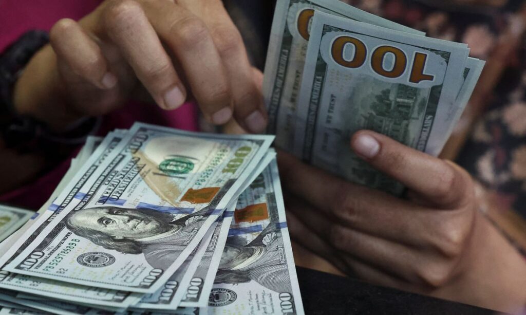 Moeda norte-americana encerra cotada a R$ 5,44 e bate recorde semanal de valorização desde 2008